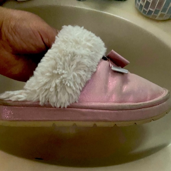 🌹FINAL PRICE Michael Kors Adorable Girl’s Metallic Pink & White Faux Fur Slides - Picture 2 of 15
